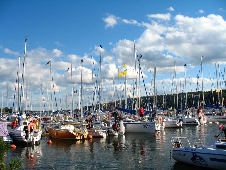 Mikołajki — żaglówki na Szlaku Wielkich Jezior Mazurskich