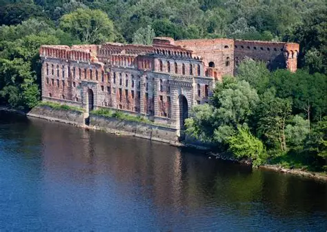 Twierdza Modlin — potężne mury u zbiegu Wisły i Narwi