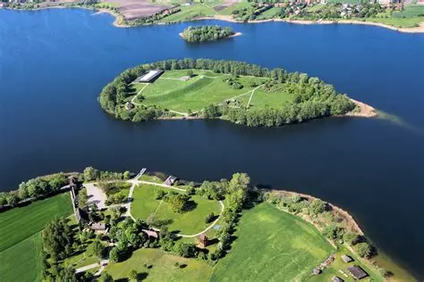 Ostrów Lednicki — skansen i most na jeziorze Lednica