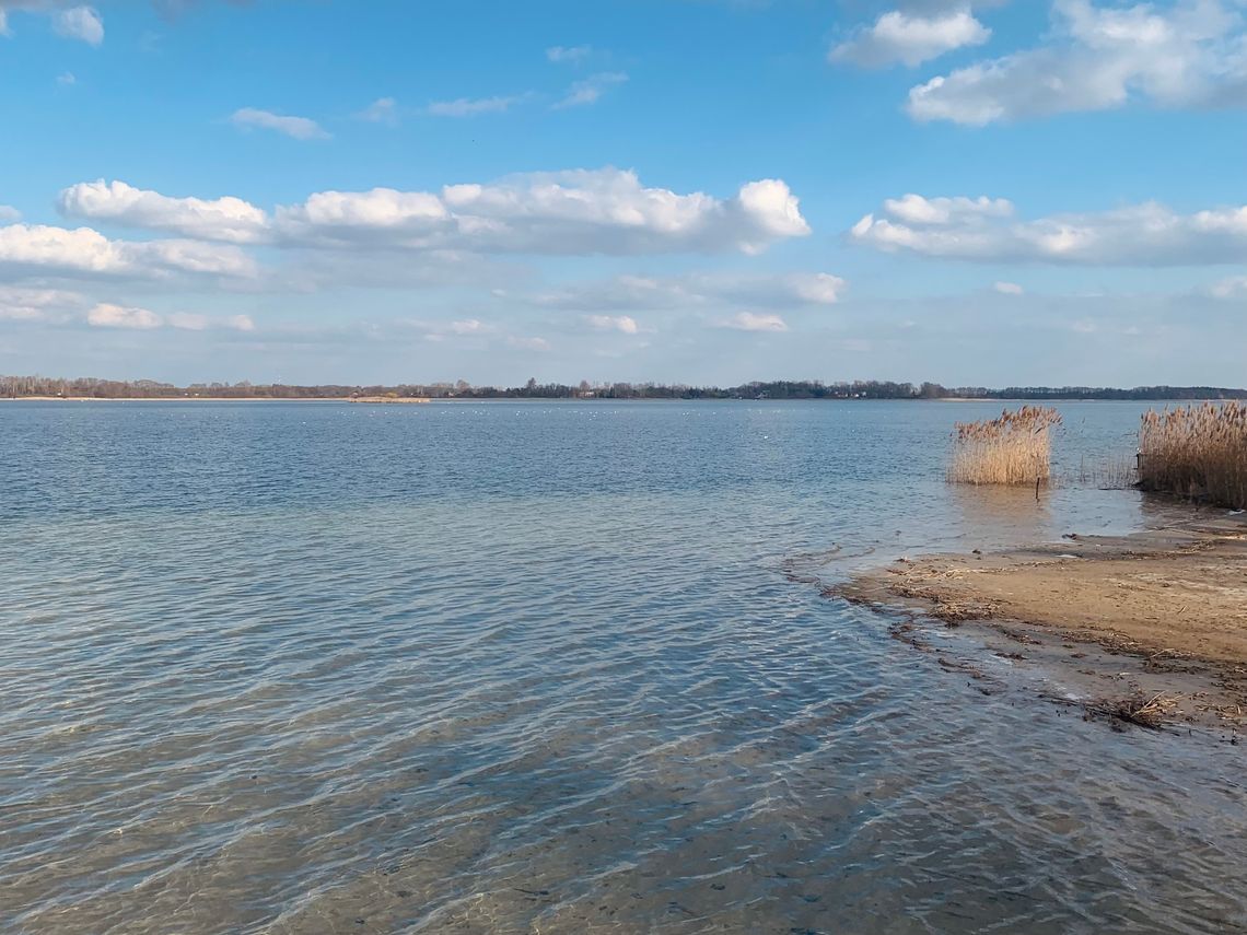 Jezioro Powidzkie — krystaliczna woda i pomosty