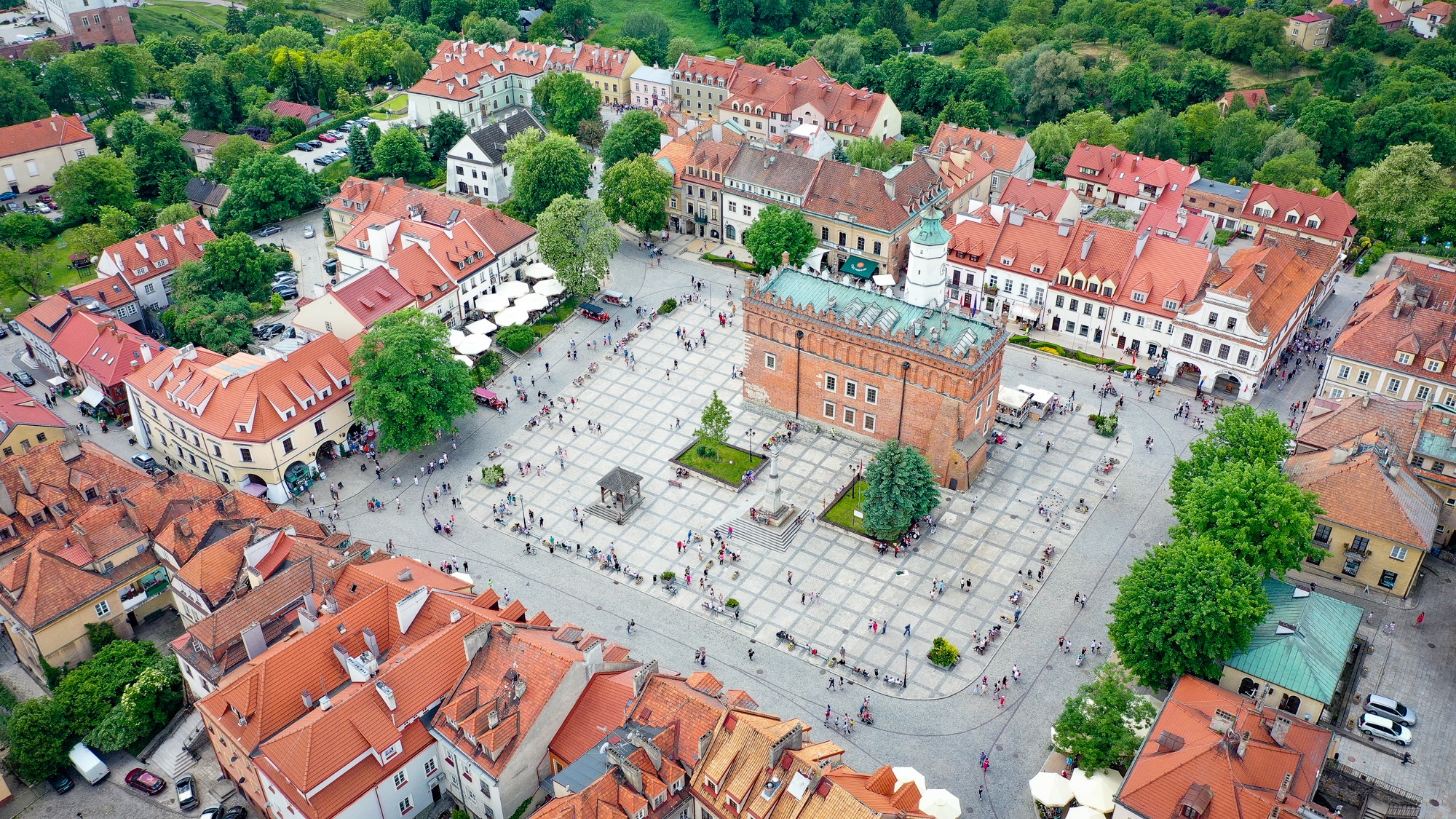 Sandomierz — rynek z ratuszem i winnice na wzgórzach