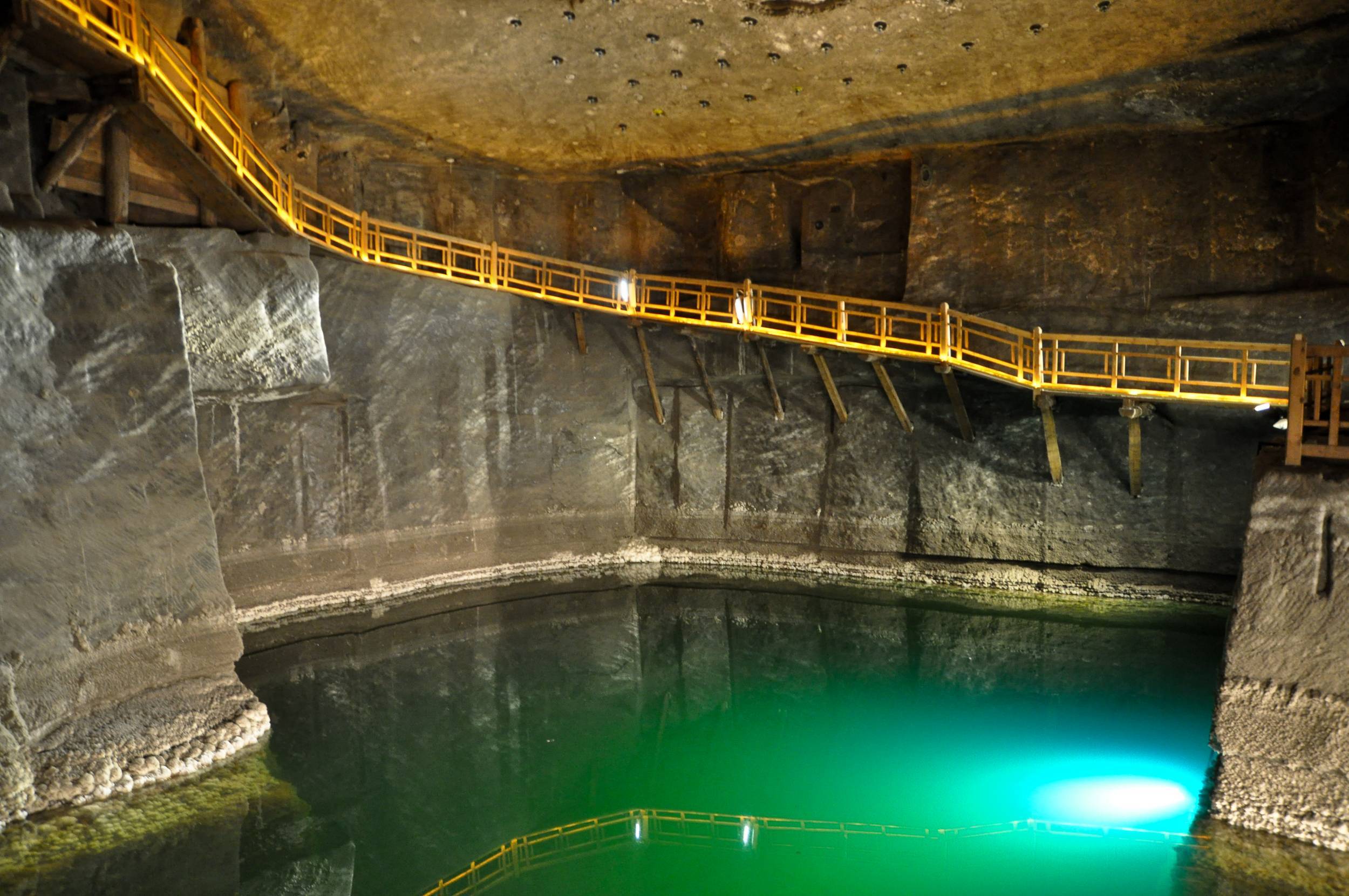 Kaplica św. Kingi w Kopalni Soli Wieliczka – rzeźby z soli i żyrandole