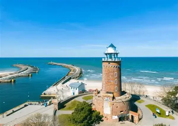Plaża i latarnia morska w Pomorskiem